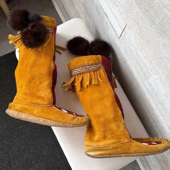 Indigenous Hand Crafted Beaded Bear Paw Fox Moccasins genuine fur pompoms - Picture 6 of 10
